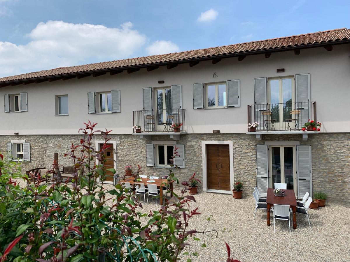La Luce Delle Colline Bed & Breakfast Serravalle delle Langhe Bagian luar foto