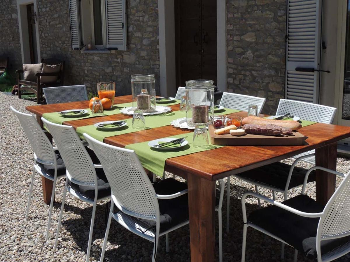 La Luce Delle Colline Bed & Breakfast Serravalle delle Langhe Bagian luar foto