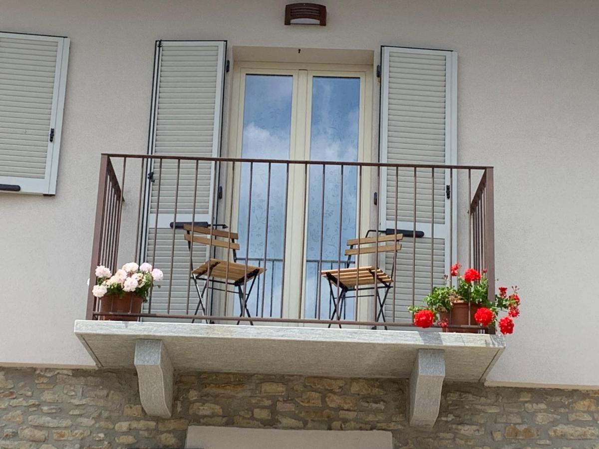 La Luce Delle Colline Bed & Breakfast Serravalle delle Langhe Bagian luar foto