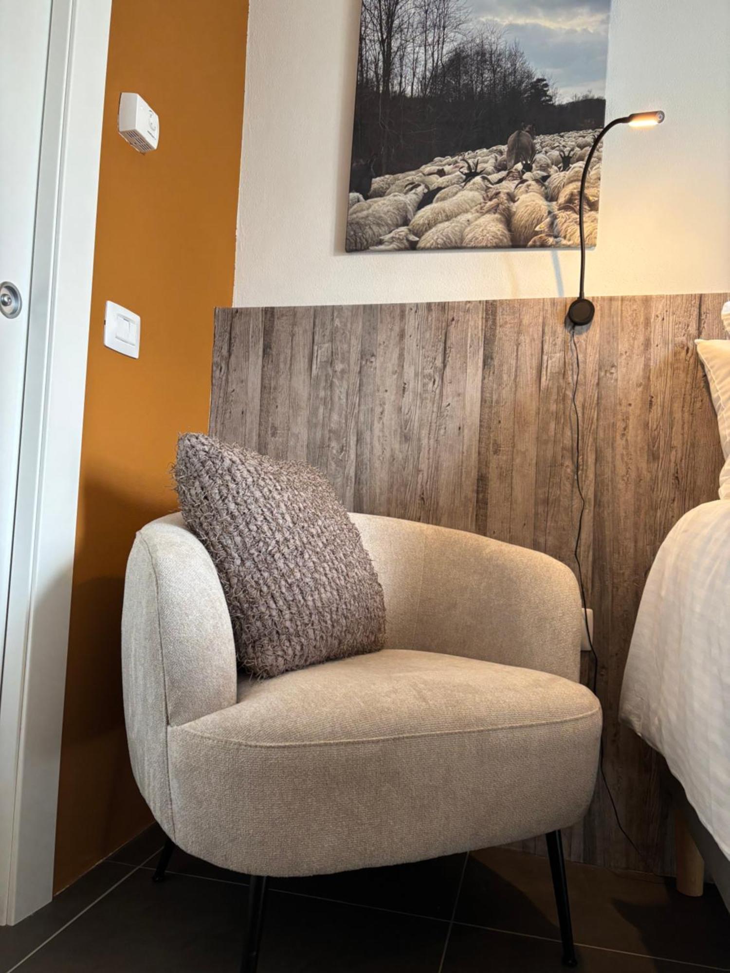 La Luce Delle Colline Bed & Breakfast Serravalle delle Langhe Bagian luar foto