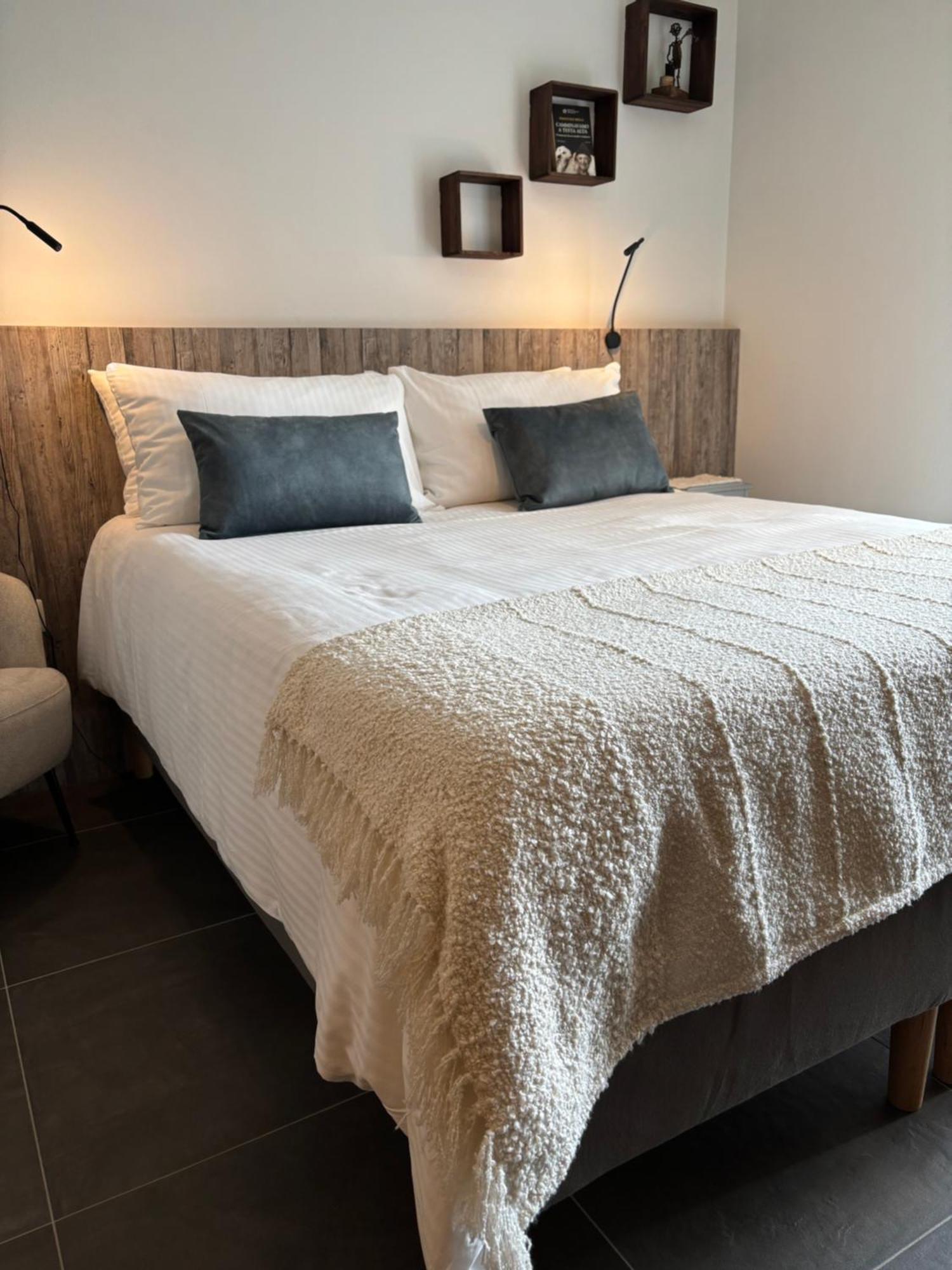 La Luce Delle Colline Bed & Breakfast Serravalle delle Langhe Bagian luar foto