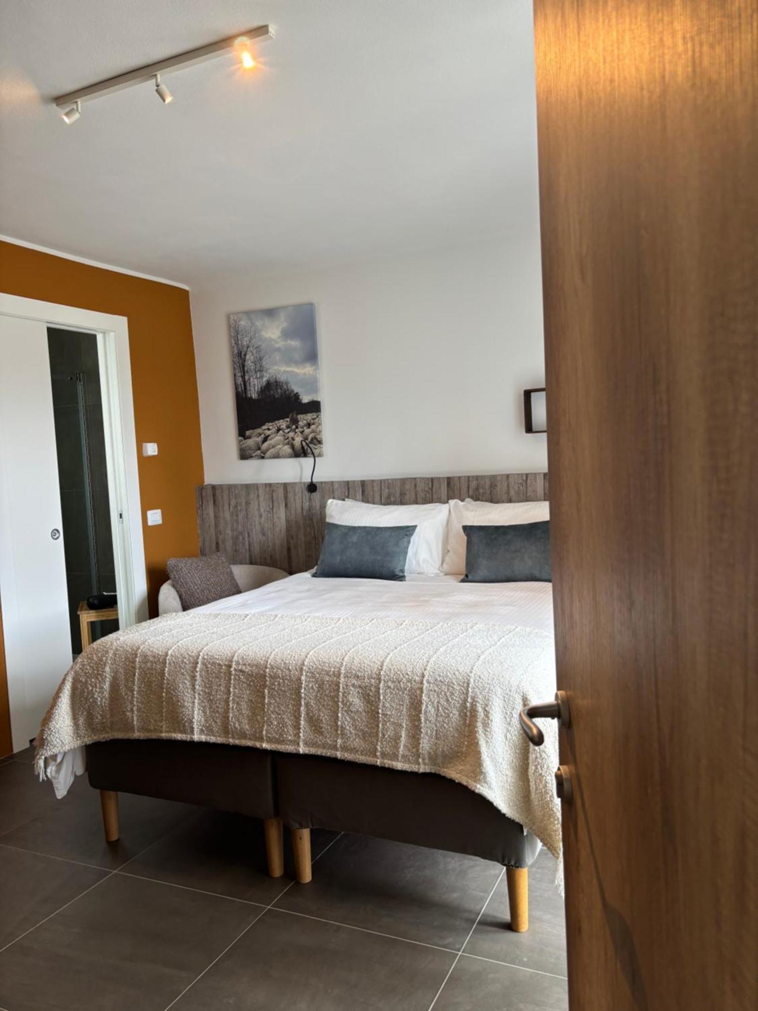 La Luce Delle Colline Bed & Breakfast Serravalle delle Langhe Bagian luar foto