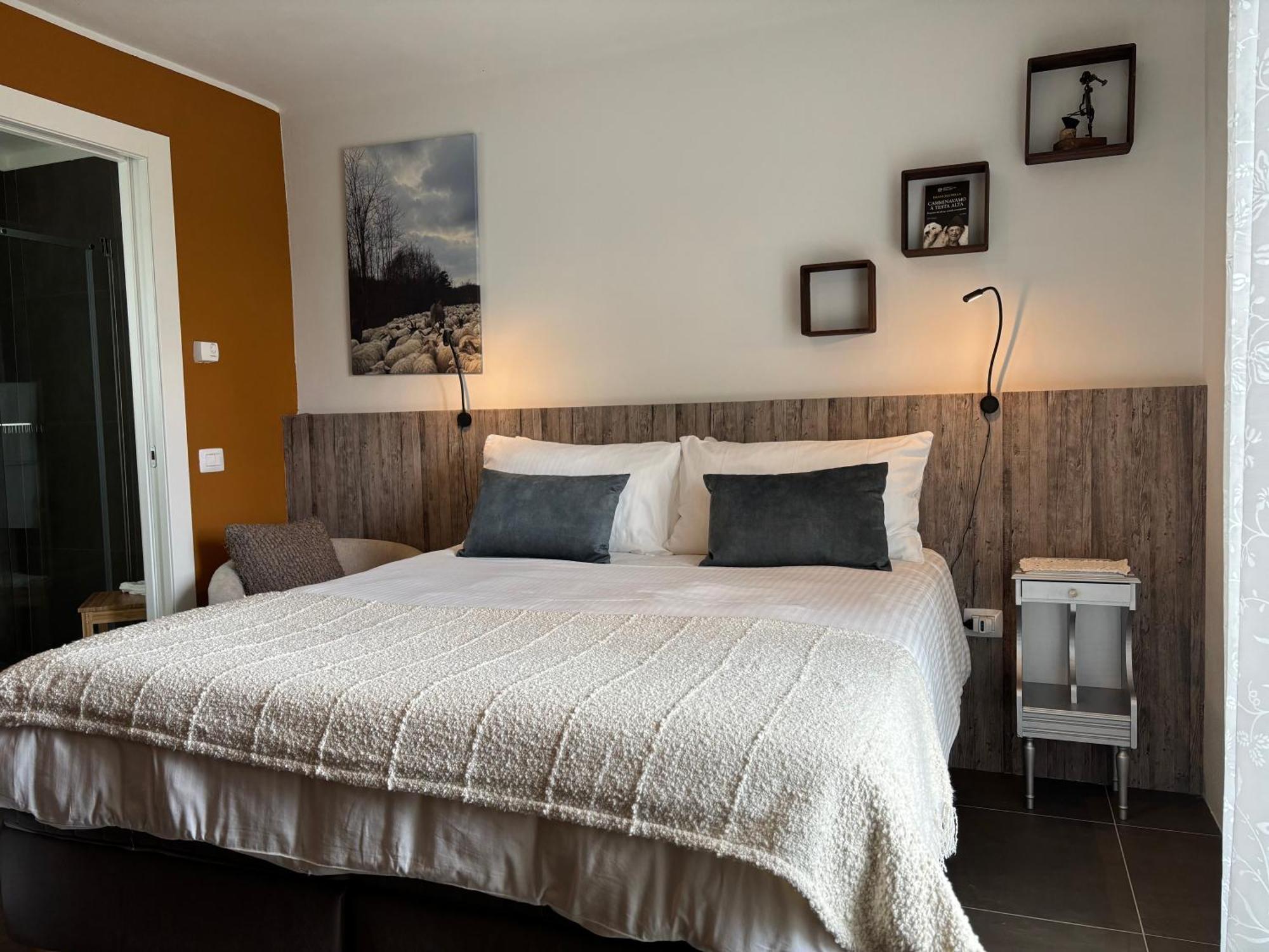 La Luce Delle Colline Bed & Breakfast Serravalle delle Langhe Bagian luar foto
