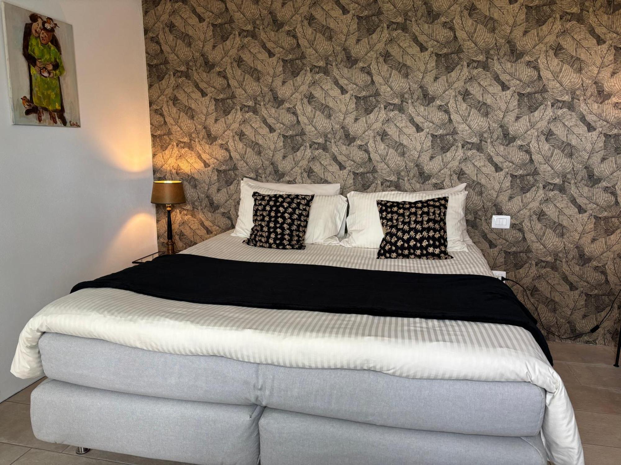 La Luce Delle Colline Bed & Breakfast Serravalle delle Langhe Bagian luar foto