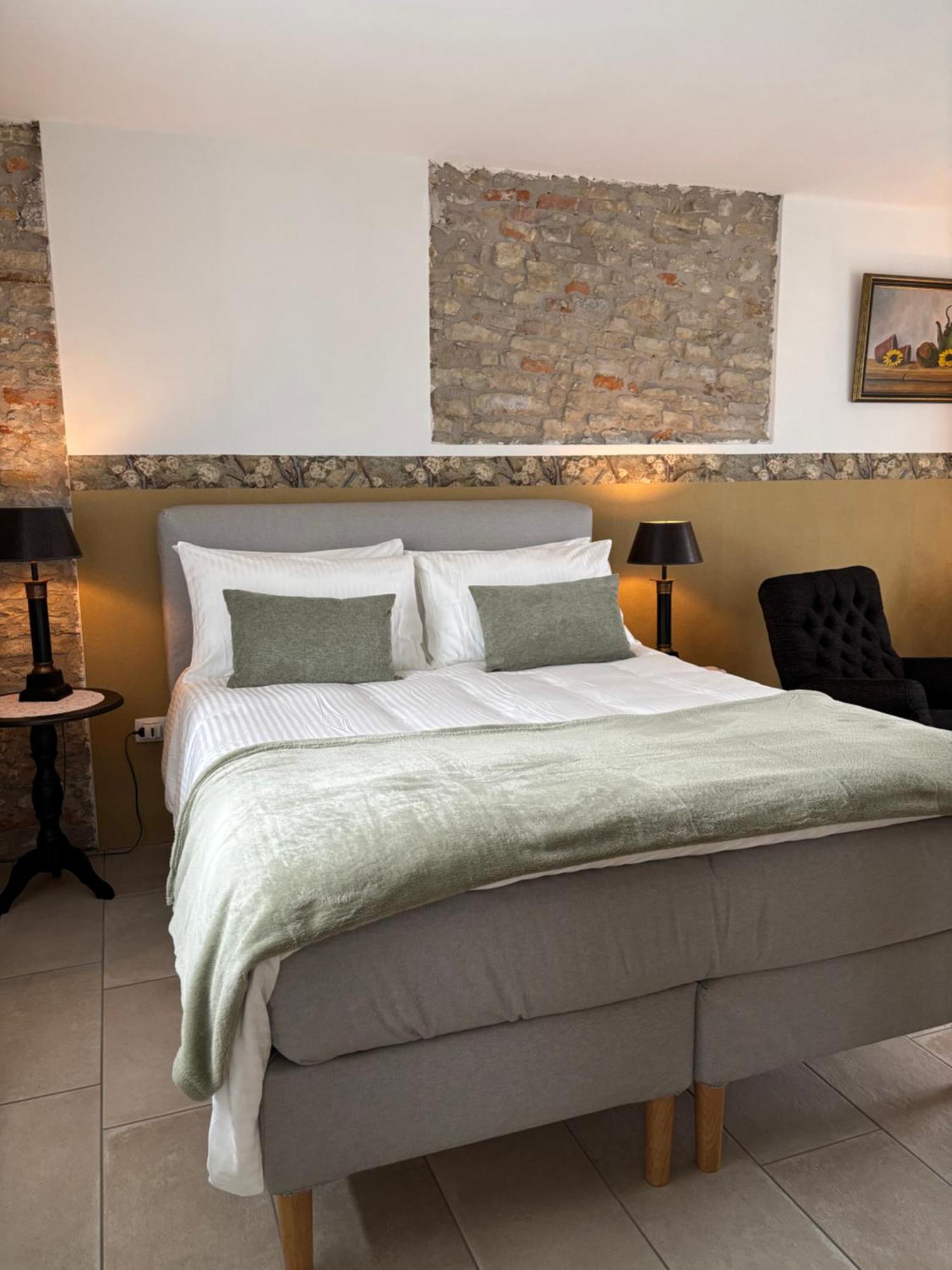 La Luce Delle Colline Bed & Breakfast Serravalle delle Langhe Bagian luar foto