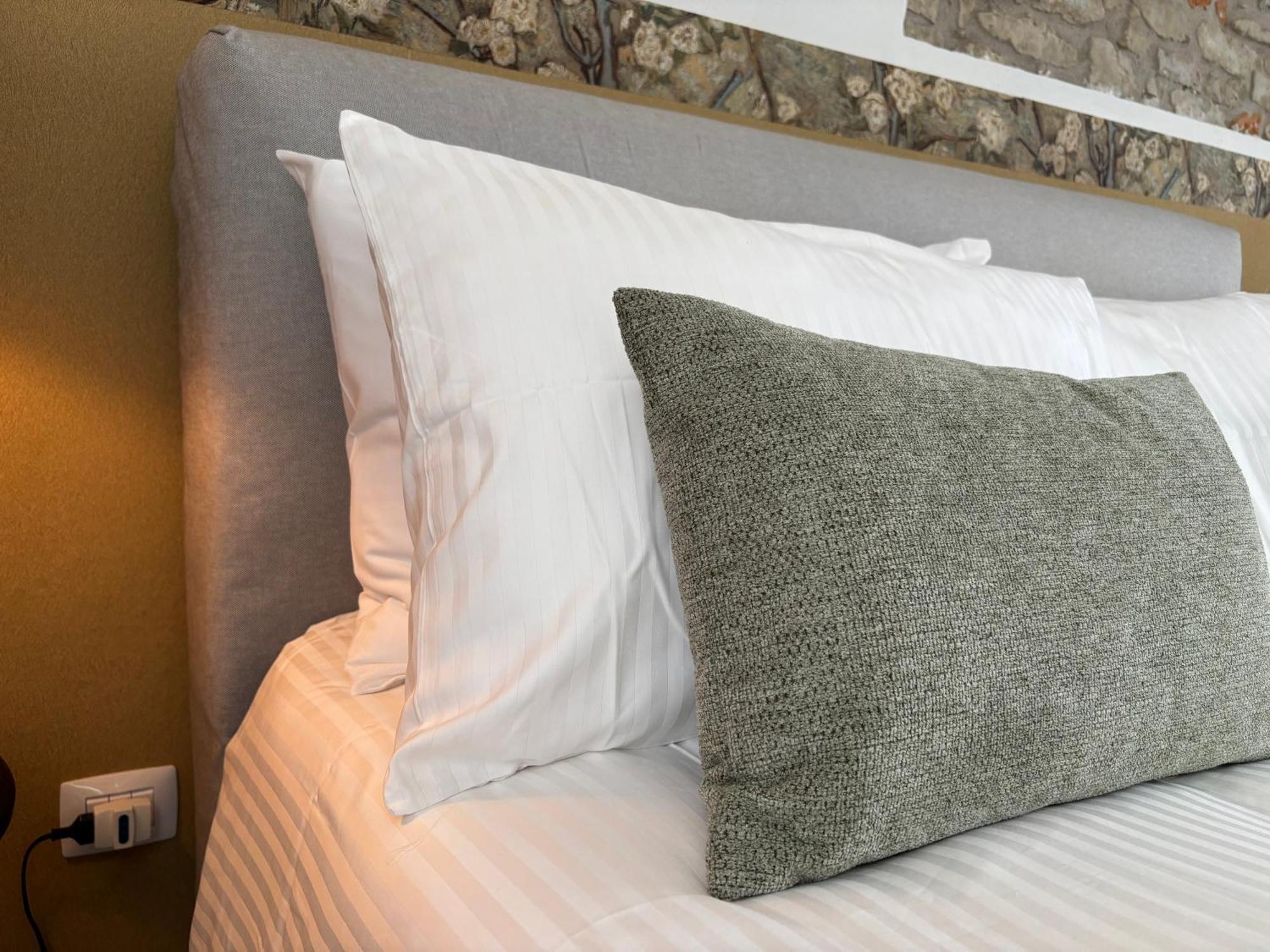 La Luce Delle Colline Bed & Breakfast Serravalle delle Langhe Bagian luar foto